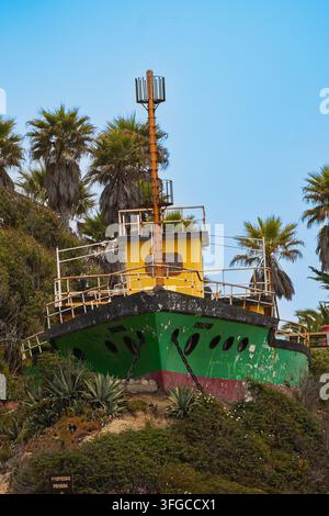 ALGARROBO, CHILE - 7. DEZEMBER 2026: Eine dekorative grüne Bootsstruktur namens Delfin, die auf einem Hügel am Strand Mirasol in Algarrobo, Valparaíso Regi installiert ist Stockfoto