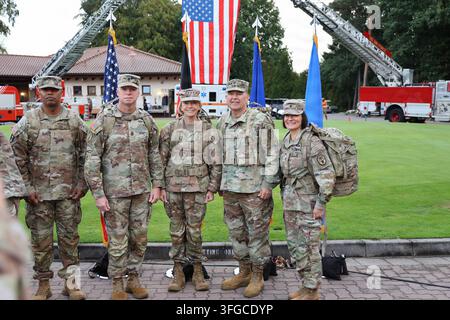 Chief Warrant Officer 5 Terrance Ward, U.S. Army Command Sgt. Maj. John Dobbins, Lt. Gen. Mary Izaguirre, Brig. Gen. Mark Stackle und Command Sgt. Maj. Kalani Kalili versammeln sich für ein Gruppenfoto auf der Ramstein Air Base, Deutschland, vor dem 25. Jahrestag-Gedenkzug zum 11. September, einer feierlichen Veranstaltung mit einer Hauptrede und einem sechs Kilometer langen Gedenkmarsch. Stockfoto