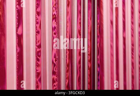 Viele Glasscheiben, Nahaufnahme. In rot-rosa getönt Stockfoto