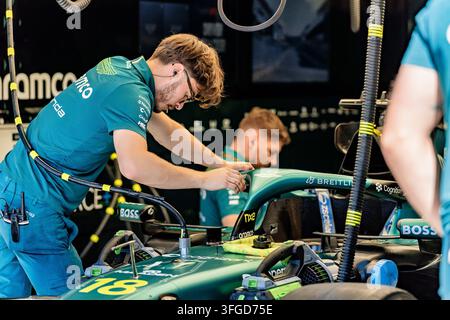 Mechaniker arbeitet am Aston Martin AMR24 von Lance Stroll (Aston Martin Aramco F1 Team, #18) kurz vor dem dritten freien Training des Spanischen Grand Prix, Motorsport, Formel 1, Saison 2026, 09.12.2026 Foto: Eibner Press Photo/Cornelius Mann Stockfoto