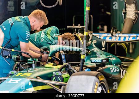 Mechaniker arbeitet an Lance Strolls Auto (Aston Martin Aramco F1 Team, #18) vor dem dritten freien Training des Spanischen Grand Prix, Motorsport, Formel 1, Saison 2026, 09.12.2026 Foto: Eibner Press Photo/Cornelius Mann Stockfoto