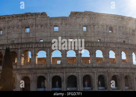 Berühmtes Kolosseum in Rom. Kolosseum oder Kolosseum. Teil der Mauer eines antiken Steinbaus mit Bögen. Italien, Europa. Berühmter Touristenort in Stockfoto