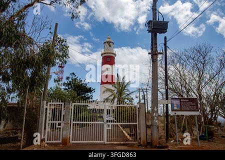 Der Albion-Leuchtturm (auch bekannt als Pointe aux Caves-Leuchtturm) ist ein historisches, rot-weiß gestreiftes Wahrzeichen Stockfoto