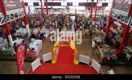 Weite Ansicht des dekorativen Eingangs und des Handwerksbasars am Marché de Papeete Stockfoto