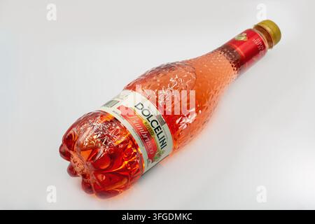 Kiew, Ukraine - 3. Mai 2025: Dolcettini Rosso Lambrusco italienischer sprudelnder Rotwein in einer strukturierten Flasche mit Markenetikett und goldener Verschlusskappe, Nahaufnahme auf Stockfoto