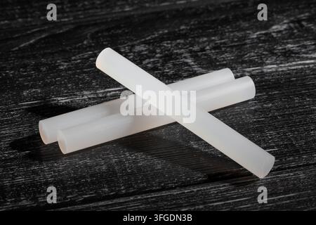 Leimstäbe auf schwarzem Holzgrund Stockfoto