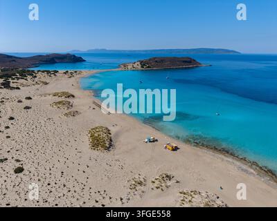 Goldene Sandstrände erstrecken sich entlang von Simos Beach in Elafonisos, Griechenland, während türkisfarbene Gewässer unter der Sonne glitzern. Eine ruhige Oase für Strandliebhaber und Naturliebhaber Stockfoto