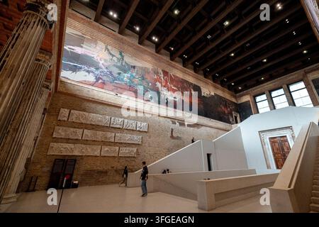 Historische Wandmalereien und erhaltene Bauteile sind im Neuen Museum auf der Museumsinsel zu sehen, das von David Chipperfield restauriert wurde. Stockfoto
