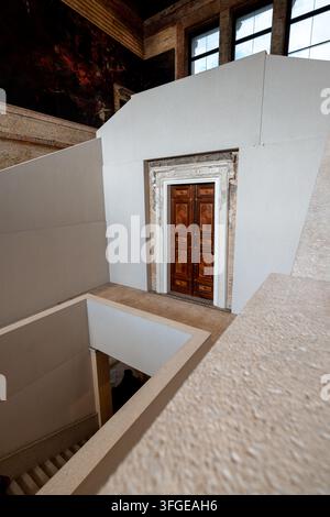 Moderne Treppenhäuser und ein historischer Holztürrahmen sind Teil der Restaurierung von David Chipperfield im Neuen Museum auf der Museumsinsel. Stockfoto