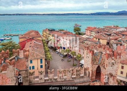 Hohe Blickwinkelansicht über die Piazza Castello im historischen Zentrum von Sirmione, in Italien. Stockfoto