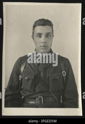 Artillerieleutnant der Roten Armee in einem Studioporträt aus dem Jahr 1941, während des Zweiten Weltkriegs. Authentisches sowjetisches Foto. Stockfoto