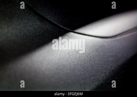 Nahaufnahme-Makro-abstrakte Ansicht einer dunklen texturierten Oberfläche mit dramatischen Lichtkurven und Schattenlinien, Portugal Stockfoto