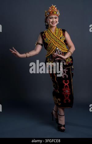 Porträt einer schönen jungen Frau in traditionellem Kenyah Orang Ulu Tuch Stockfoto