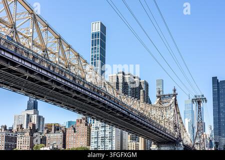 Blick auf die Queensboro Bridge und die Skyline von Midtown East Manhattan von Roosevelt Island, New York City, New York, USA Stockfoto