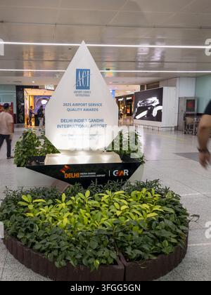 Innenansicht des internationalen Flughafens Delhi Indira Gandhi mit einer Ausstellungsfläche für die Airport Service Quality Awards 2025. Das moderne Terminal fe Stockfoto
