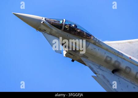 Nahaufnahme der Nase und des Cockpits eines Kampfjets vor blauem Himmel Stockfoto