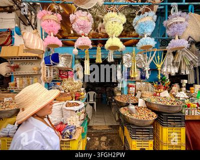 Farbenfrohe Süßigkeiten, Nüsse und traditionelle Waren an einem Marktstand in der historischen Medina von Sousse, Tunesien Stockfoto