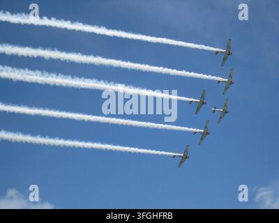 Niedrigwinkelaufnahme der GEICO Skytypers, die sechs alte North American SNJ / T-6 Texan-Flugzeuge in Formation auf der Cocoa Beach Air Show in Florida fliegen Stockfoto