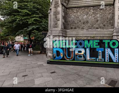 Großes Willkommen-in-Dublin-Schild mit Foto-Buchstaben des Wahrzeichens vor der Steinmauer des Dublin Visitor Centre in der Suffolk Street, Dublin, Irland Stockfoto