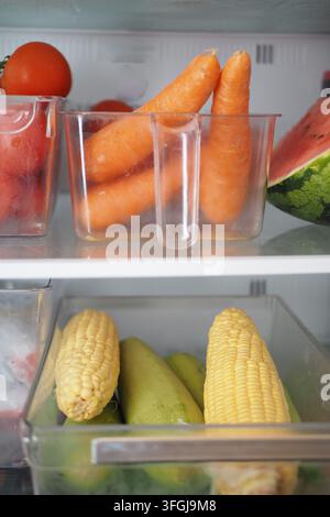 Frische Gemüse und Früchte im Kühlschrank gelagert Stockfoto