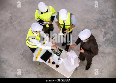 Das Ingenieurmanagementteam bewertet das Baugebiet, um Solarenergiesysteme für zukünftige grüne Gebäude in der Stadt zu installieren. Konzepte der Nachhaltigkeit Stockfoto