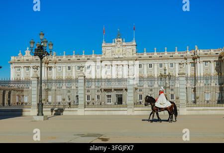 Blick auf den Königspalast von Madrid mit den Wachen, die am Eingang des Palastes in Madrid, Spanien, am 23. Januar 2023 marschieren Stockfoto