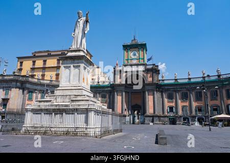 Dante-Alighieri-Denkmal, das auf dem Piazza Dante-Platz in Neapel, Italien, steht Stockfoto