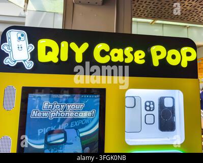 Self-Service-DIY-Fall-Pop-Handyhüllen-Druck- und Verkaufsautomat, ermöglicht es, personalisierte Handyhüllen auf Abruf anzupassen und zu drucken, Singapur Stockfoto