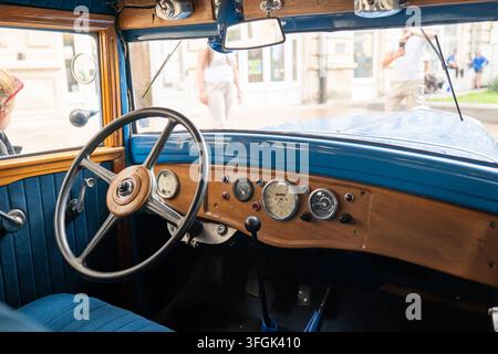 Mercedes-Benz Stuttgart 260 Baujahr 1929–1930 geparkt in der Nähe eines alten historischen Gebäudes. Vintage-Antikwagen auf einer europäischen Stadtstraße, Retro-Limousine. Stockfoto