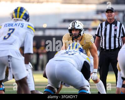 12. Sep. 2026; Nashville, TN, USA; Vanderbilt Commodores Defensive Lineman Nick Rinaldi (24) starrt sein Ziel an während des Footballspiels zwischen den Delaware Fightin‘ Blue Hens und den Vanderbilt Commodores im FirstBank Stadium. Pflichtvermerk: Stephen Furst-Cal Sport Media Stockfoto