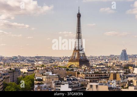 Scenische Luftaufnahme der Pariser Skyline und des Eiffelturms Eine atemberaubende erhöhte Aussicht auf die Pariser Stadtlandschaft mit dem ikonischen Eiffelturm Stockfoto