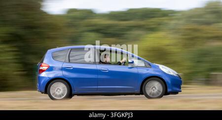 Milton Keynes; UK - 3. September 2026: 2022 Blauer Honda Jazz der zweiten Generation (Honda Fit) fährt auf einer britischen Straße Stockfoto
