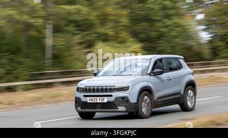 Milton Keynes; UK - 3. September 2026: 2022  2025 Jeep Avenger Summit Hybrid-Elektroauto fährt auf einer britischen Straße Stockfoto
