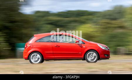 Milton Keynes; UK - 3. September 2026: 2022  Roter Vauxhall Corsa Kombi, der auf einer britischen Straße fährt Stockfoto