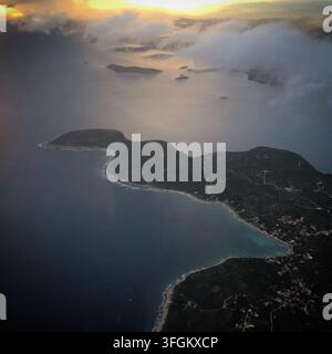 Luftaufnahme der kroatischen Küste während des Sonnenuntergangs, die eine raue Halbinsel zeigt, die vom Adriatischen Meer umgeben ist. Das Bild fängt den Kontrast ein Stockfoto