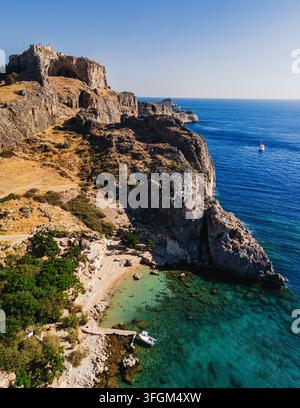 Luftbild von einer felsigen Bucht in der Nähe von Lindos. Rhodos Stockfoto