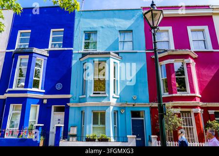 London England - 28. Mai 2023: Bunte Reihenhäuser im Stadtteil Notting Hill von London England an einem sonnigen Tag Stockfoto