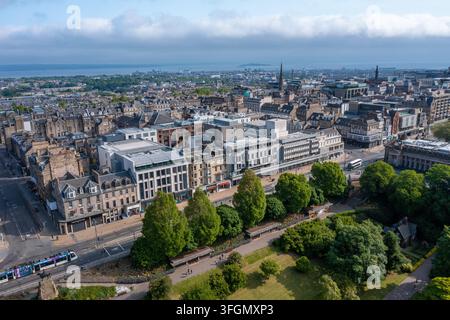 Edinburgh Schottland - 4. Juni 2023: Luftaufnahme der Innenstadt von New City in Edinburgh Schottland mit Blick nach Norden zum Wasser Stockfoto