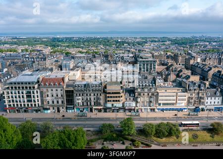 Edinburgh Schottland - 4. Juni 2023: Luftaufnahme der Neuen Stadt in Edinburgh Schottland, gesehen von den Princess Street Gardens mit Blick auf das Wasser Stockfoto