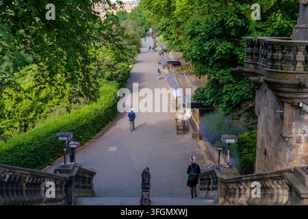 Edinburgh Schottland - 4. Juni 2023: Blick die Stufen hinunter zu einem Weg im Princess Street Gardens mit Menschen, die in Edinburgh Schottland spazieren gehen Stockfoto