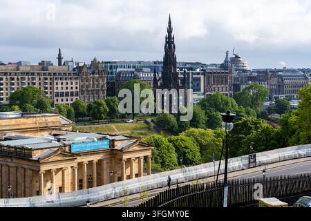 Edinburgh Schottland - 4. Juni 2023: Das Schottische Nationalgalerie-Scott-Denkmal und der Park blicken auf die neue Stadt in Edinburgh Schottland Stockfoto