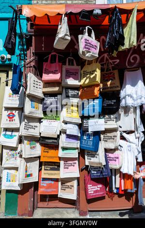 London England – 28. Mai 2023: Einkaufstüten mit der Aufschrift „Notting Hill“ in einem Stand auf der Portobello Road in London England Stockfoto