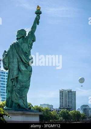 Paris Frankreich 04.09.2026. Ikonisches bronzenes Freiheitsstatuen-Denkmal steht auf der Schwaneninsel in Paris entlang der Seine vor einem klaren blauen Himmel. Stockfoto