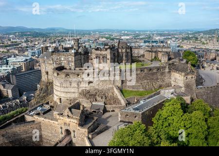 Edinburgh, Schottland – 4. Juni 2023: Luftbild von Edinburgh Castle in der Altstadt an einem sonnigen Tag, Blick nach Westen Stockfoto