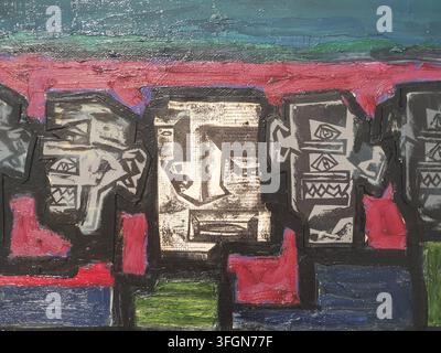 Ein texturiertes Mixed-Media-Kunstwerk mit stilisierten, geometrischen Masken oder Gesichtern, die in einer horizontalen Reihe vor einem mehrfarbigen Hintergrund angeordnet sind. Die Stockfoto