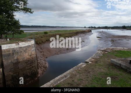 Das Eingangsschleuse zum Exeter-Kanal vom Exe-Ästuar bei Turf, Devon, England. Stockfoto