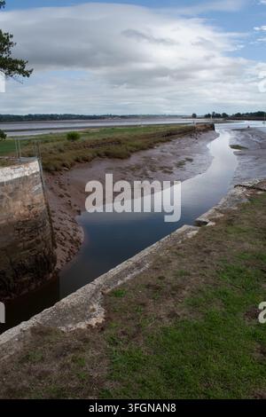 Das Eingangsschleuse zum Exeter-Kanal vom Exe-Ästuar bei Turf, Devon, England. Stockfoto