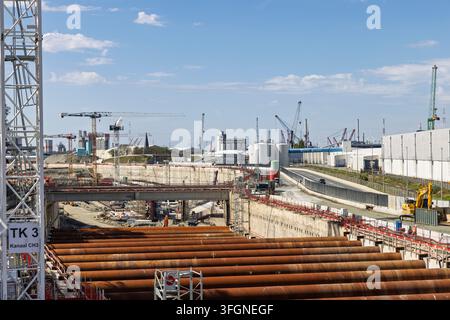 Antwerpen, Belgien - 06. September 2026: Großbaustelle des Infrastrukturprojekts Oosterweelverbinding mit Kränen und Rohren. Stockfoto