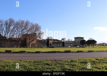 Die Stadtmauern von Avignon von außerhalb der Stadt aus gesehen, Stadt Avignon, Département Vaucluse, Frankreich Stockfoto