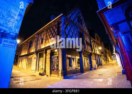 Niedrigwinklige Ansicht des beleuchteten Fachhauses Maison de Pellevoisin aus dem 15. Jahrhundert an der Ecke Rue Coursarlon in Bourges, Cher, Frankreich. Stockfoto